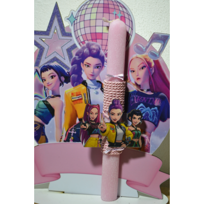 Χειροποίητη Αρωματική Λαμπάδα Με τo Διάσημo Group Huntrix σε Διακοσμητική Βάση (2026245)