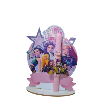 Χειροποίητη Αρωματική Λαμπάδα Με τo Διάσημo Group Huntrix σε Διακοσμητική Βάση (2026245)